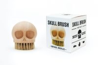 NAM-00064-skull-brush-with-pack-on-white