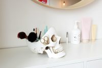 NAM-00090-make-up-skull-desk-organiser-6